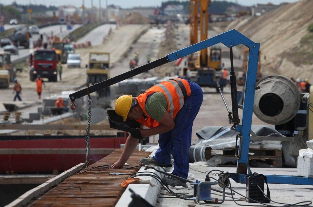INS: Lucrări de construcție în scădere la 11 luni