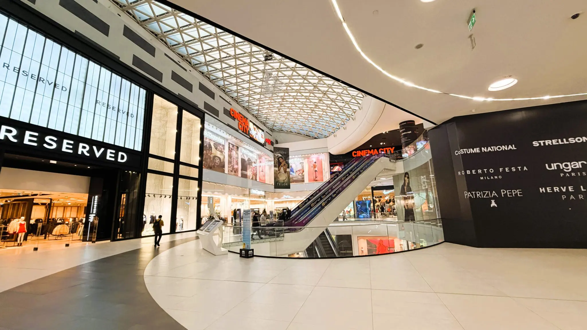 Indice: Românii cheltuie mai mulți bani în mall-uri la fiecare vizită